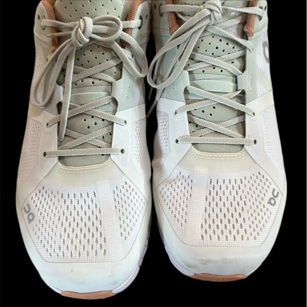 On Cloudflow Women’s Running Shoe In Aloe/White size 10.5 worn inside once
